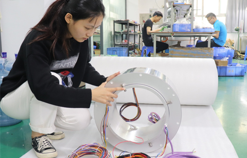 嘉馳大孔徑導電滑環再次被應用于旋轉木馬